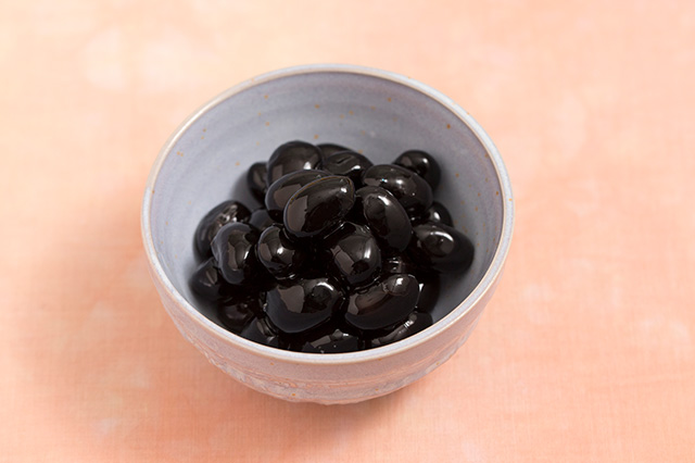 京都府の郷土料理「黒豆煮（くろまめに）」の画像（イメージ）