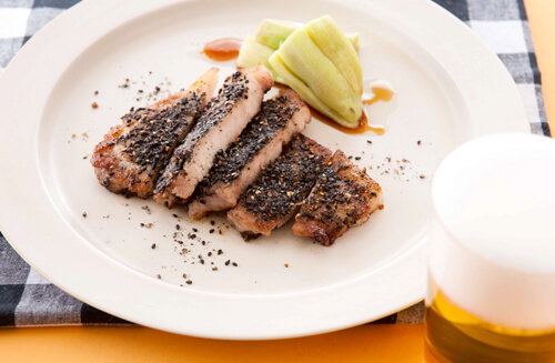 サッポロビールのレシピ「黒豚の黒ごま焼き（料理家 枝元なほみさん作）」（イメージ）
